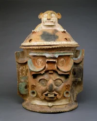 Urna funeraria con tapa de felino, Guatemala, 550-950